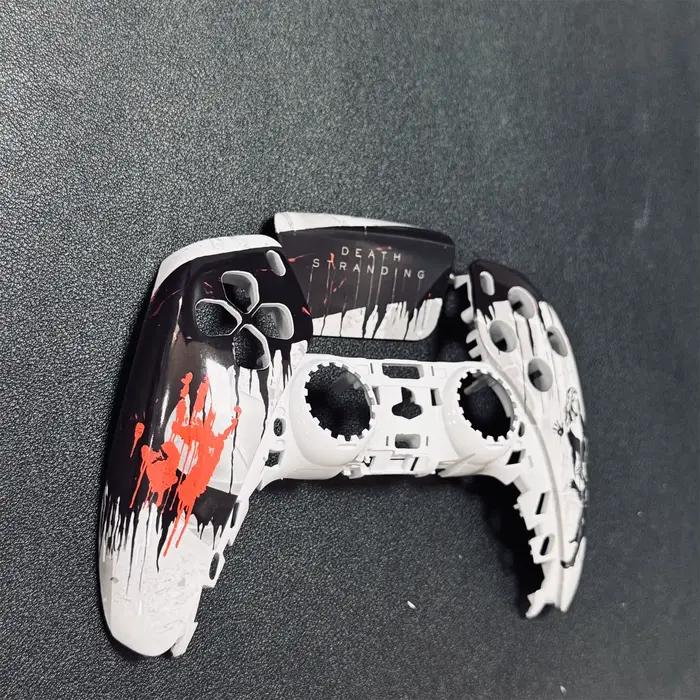 Conception personnalisée pour manette PS5 avec un motif unique, offrant des services exclusifs de co
