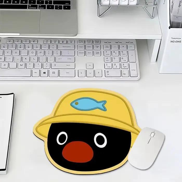 Tapis de souris mignon en forme de pingouin irrégulier avec chapeau de pêcheur