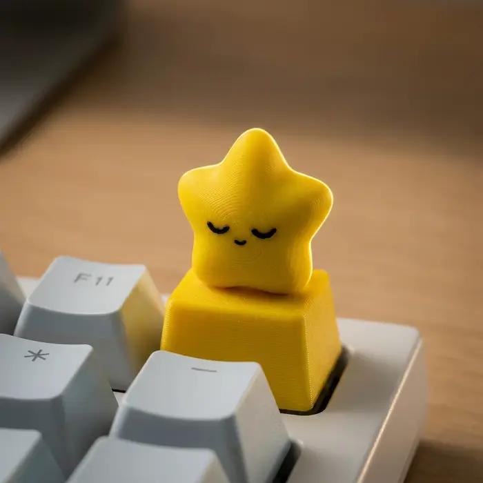 Clavier mécanique personnalisé avec touches étoiles jaunes