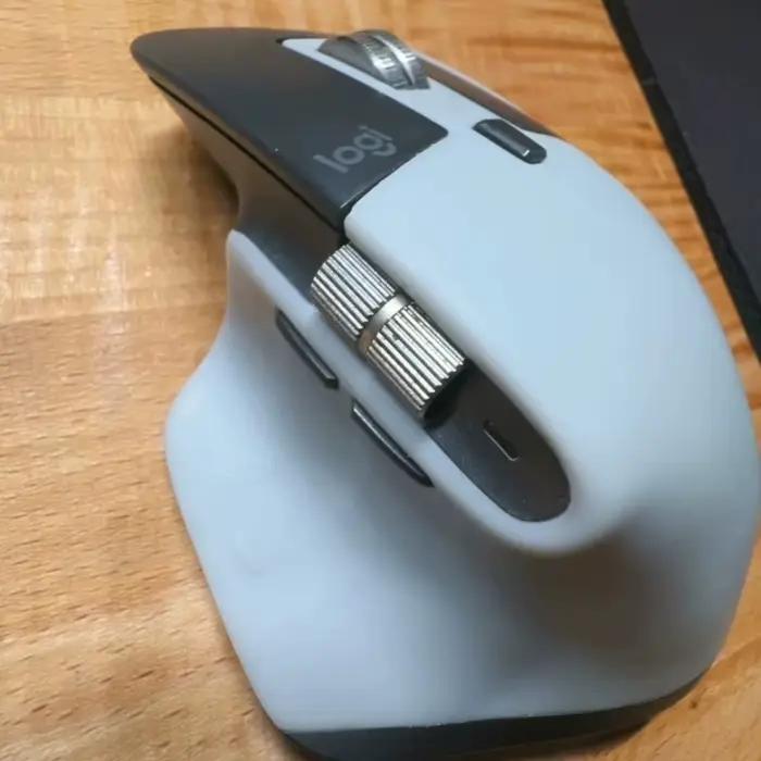 Coque de souris translucide en résine imprimée en 3D