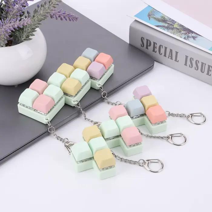Clavier à doigts anti-stress 4 touches DIY, boutons de clavier DIY, porte-clés apaisant pour enfants et adultes, clavier à faire soi-même, testeur d'axe de clavier mécanique, touches, bouton de clavier fidget pour usage quotidien et occasions spéciales