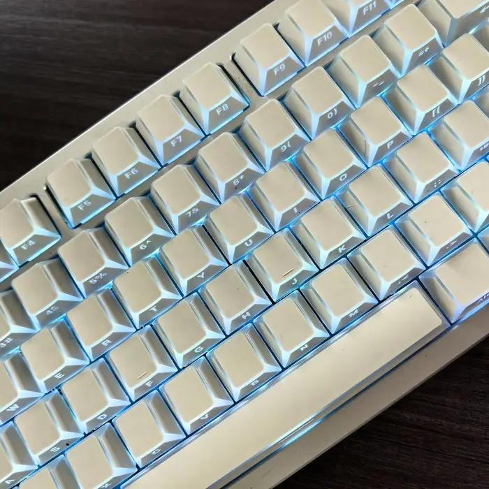 Clavier mécanique avec touches à bords incurvés et impression latérale