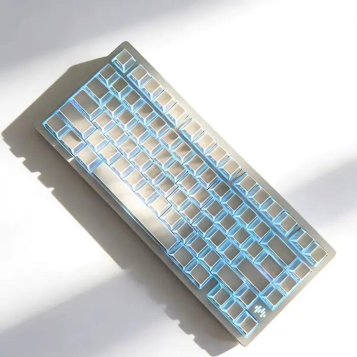Clavier mécanique avec touches à bords incurvés et impression latérale