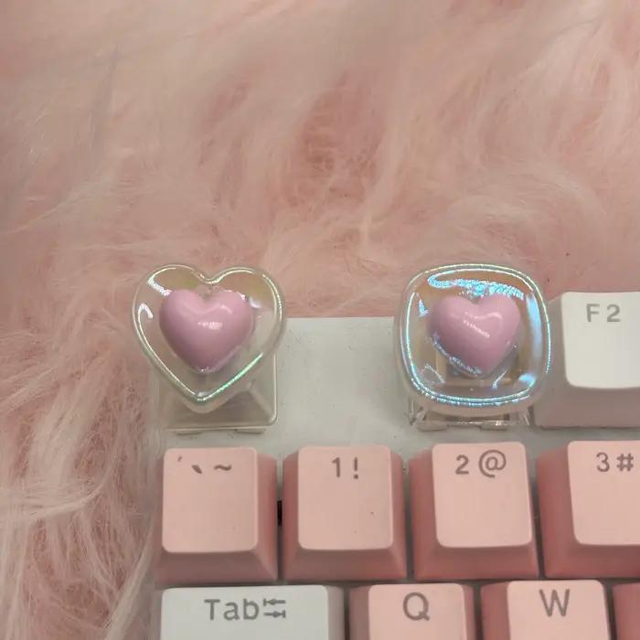 Capuchons de touches de clavier mécaniques personnalisés coeurs roses colorés et transparents faits à la main pour un bureau unique et créatif