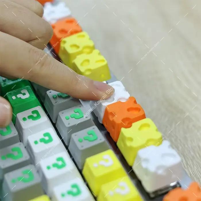 Clavier mécanique à axe croisé imprimé en 3D avec touches personnalisées en forme de point d'interrogation et de fromage
