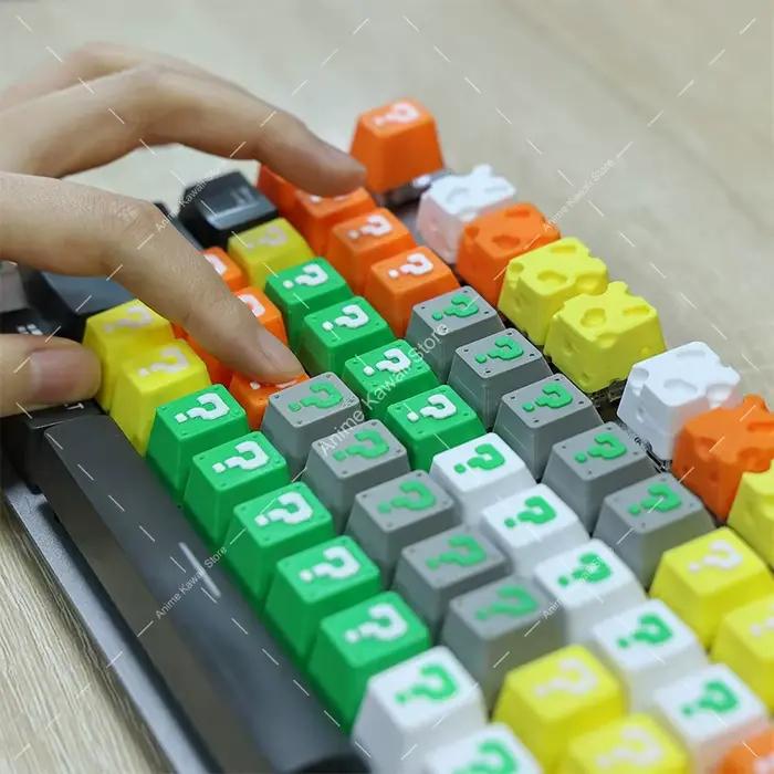 Clavier mécanique à axe croisé imprimé en 3D avec touches personnalisées en forme de point d'interrogation et de fromage