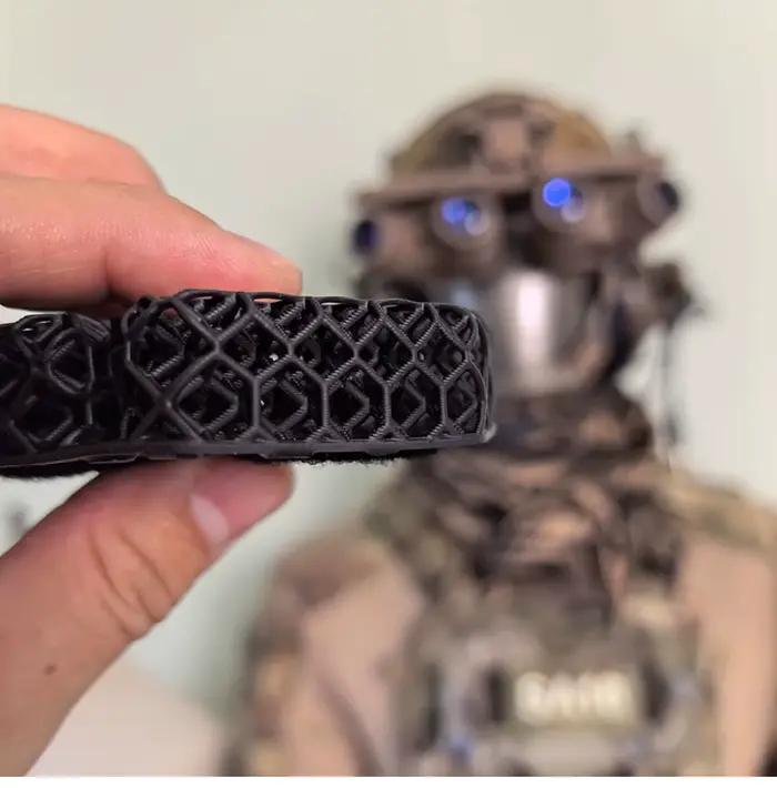 Doublure de casque en nid d'abeille polymère